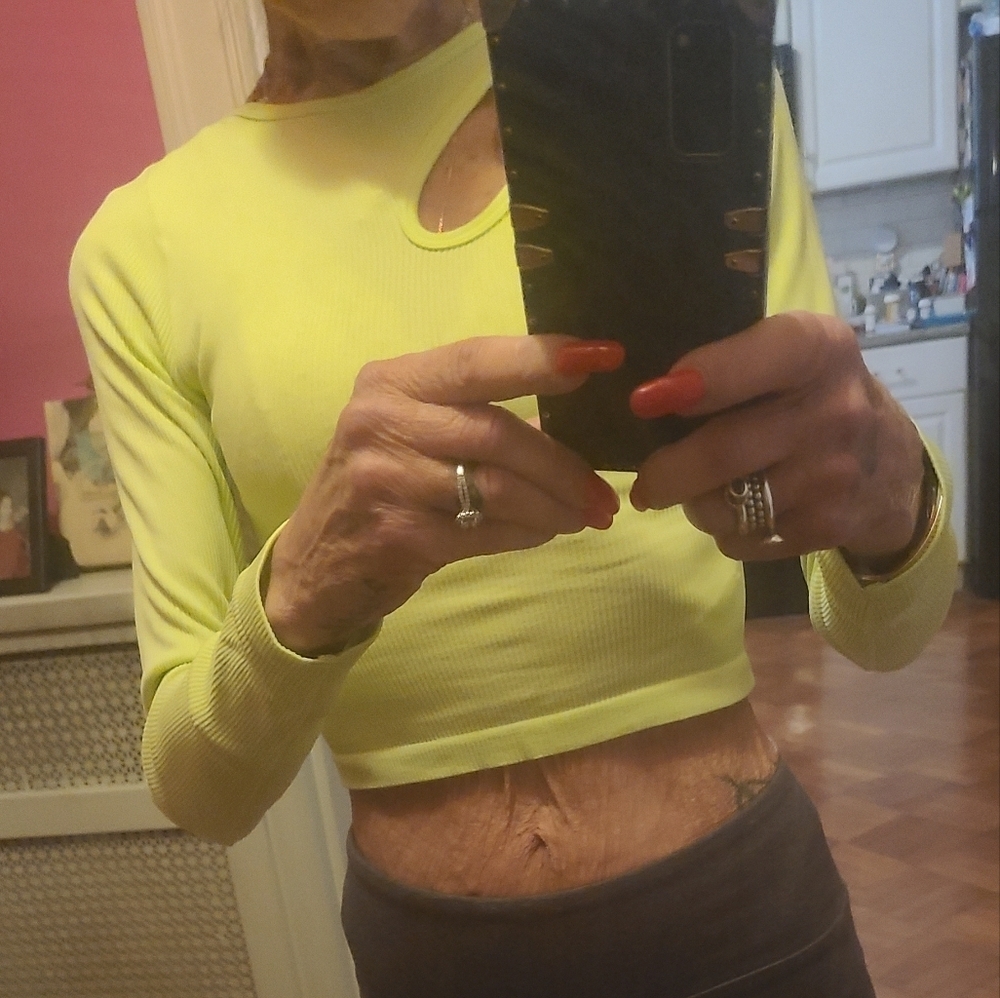NWOT AURO WORKOUT CROPPED TOP LIME GREEN XXS hp🔥🔥🔥🔥 - Picture 2 of 8
